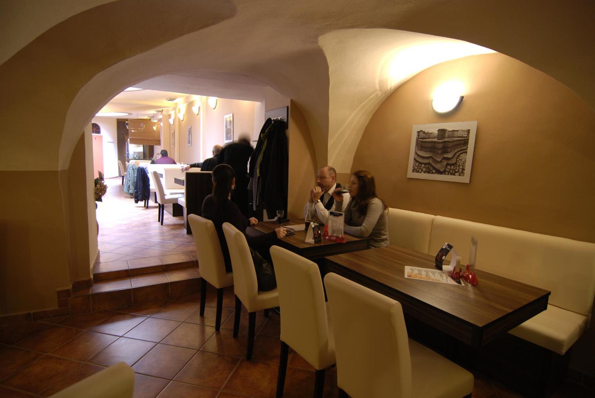 Fontana Pizzeria - Pension Ceske Budejovice Buitenkant foto