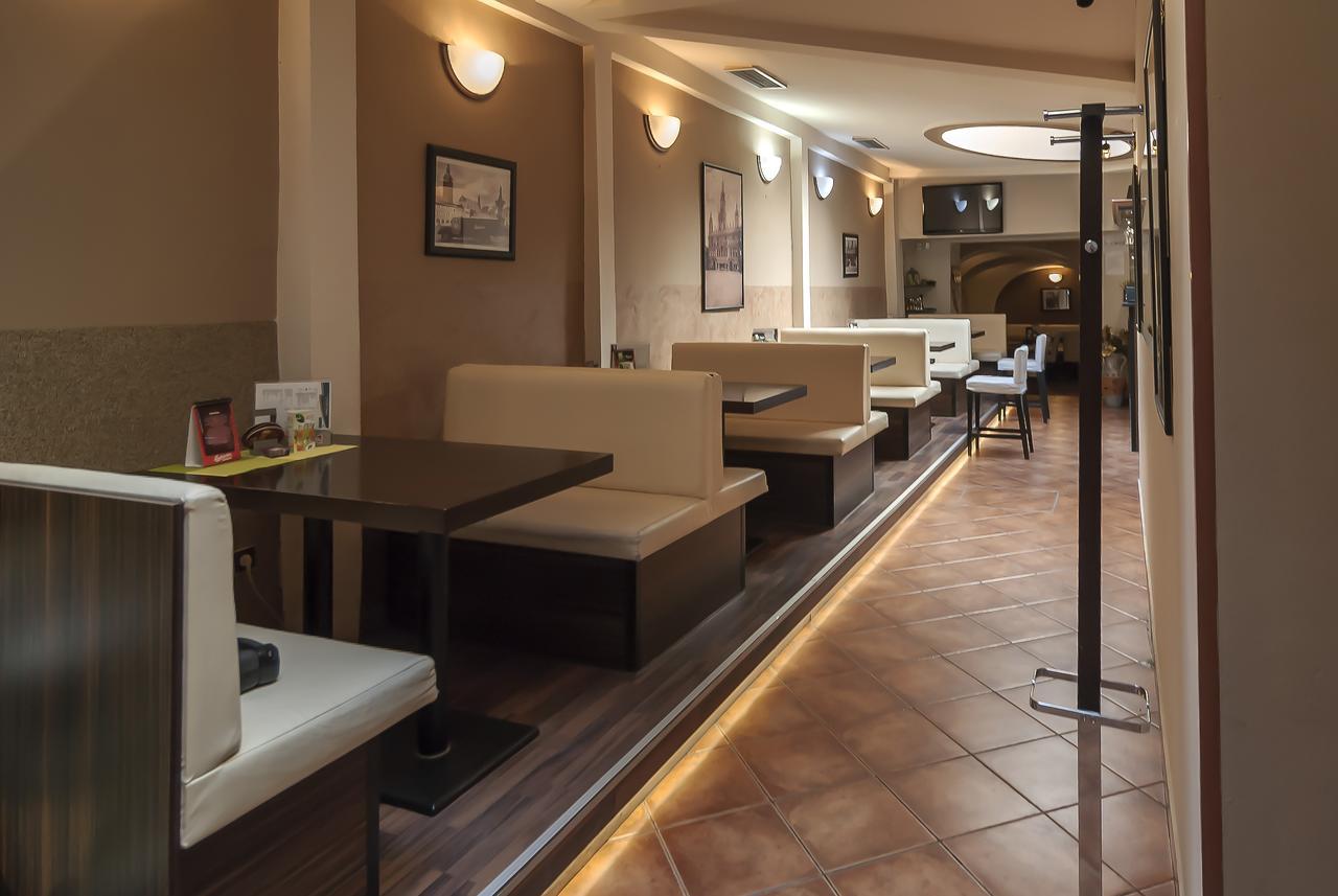 Fontana Pizzeria - Pension Ceske Budejovice Buitenkant foto